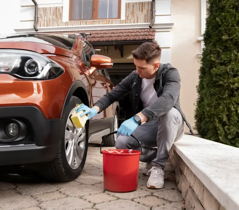 Lavage auto à domicile Rutali : professionnel intervenant sur un véhicule